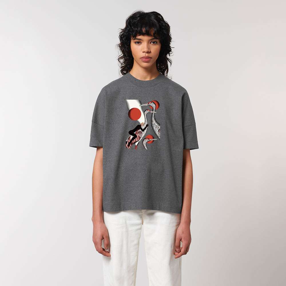 Oversized unisex pilki marškinėliai MOTERIS ANT GERVĖS PEČIŲ - Image 2